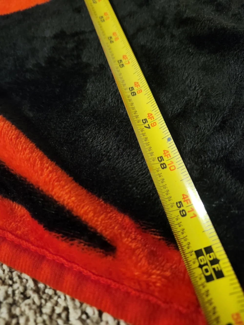 Dungeons & Dragons Dice Throw Blanket - Picture 3 of 6